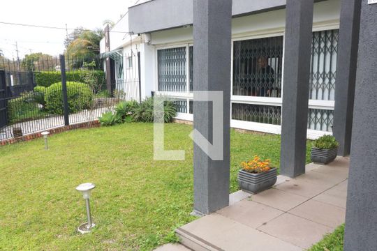 Fachada de casa à venda com 4 quartos, 221m² em Vila Assunção, Porto Alegre