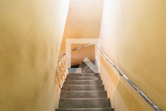 Escadas de casa à venda com 2 quartos, 90m² em Vila Bandeirantes, São Paulo