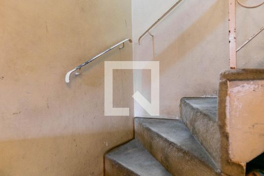 Escadas de casa à venda com 2 quartos, 90m² em Vila Bandeirantes, São Paulo
