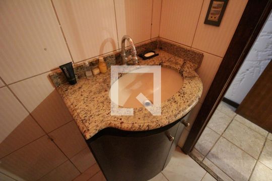 Banheiro de apartamento à venda com 3 quartos, 165m² em Santa Amélia, Belo Horizonte