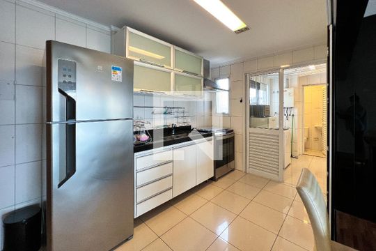 Cozinha de apartamento para alugar com 3 quartos, 139m² em Vila Olímpia, São Paulo