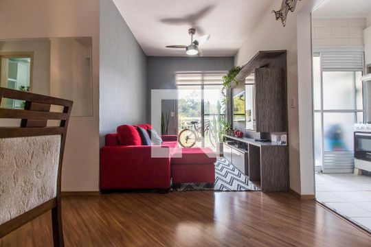 Sala de TV de apartamento à venda com 3 quartos, 74m² em Jardim Tupanci, Barueri
