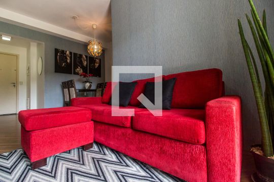 Sala de TV de apartamento à venda com 3 quartos, 74m² em Jardim Tupanci, Barueri