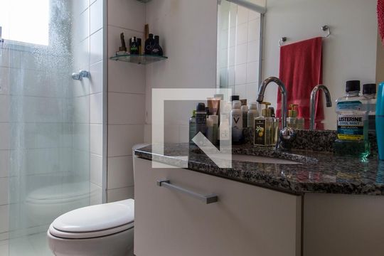 Banheiro da Suíte de apartamento à venda com 3 quartos, 74m² em Jardim Tupanci, Barueri