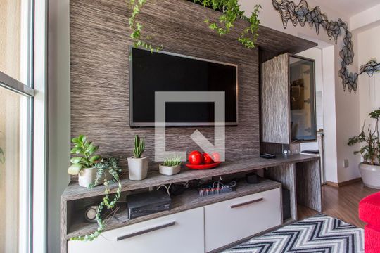 Sala de TV de apartamento à venda com 3 quartos, 74m² em Jardim Tupanci, Barueri