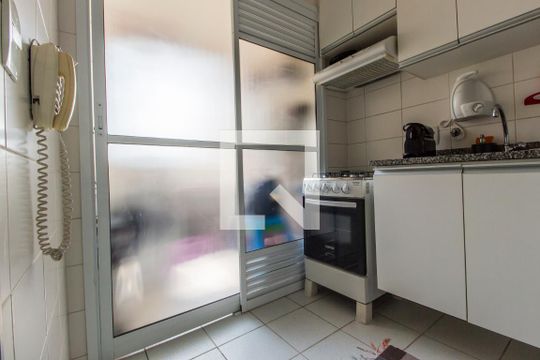 Cozinha de apartamento à venda com 3 quartos, 74m² em Jardim Tupanci, Barueri