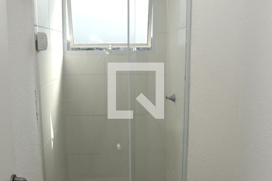 Banheiro de apartamento para alugar com 2 quartos, 42m² em Usina Piratininga, São Paulo