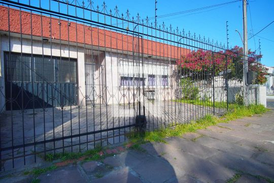 fachada  de casa à venda com 2 quartos, 160m² em Sarandi, Porto Alegre