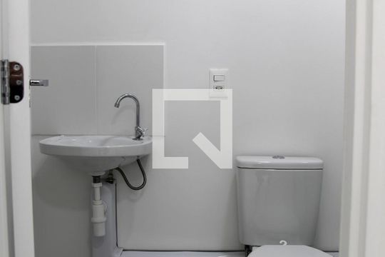 Banheiro de apartamento para alugar com 1 quarto, 33m² em Vila Moinho Velho, São Paulo