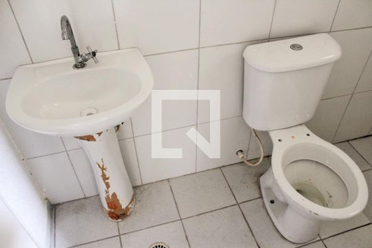 Banheiro de apartamento para alugar com 2 quartos, 54m² em Vila Bruno, Itaquaquecetuba