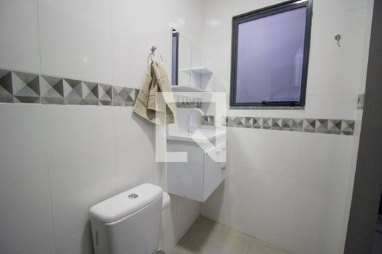 Banheiro da Suíte 2 de casa de condomínio para alugar com 2 quartos, 84m² em Vargem Grande, Rio de Janeiro