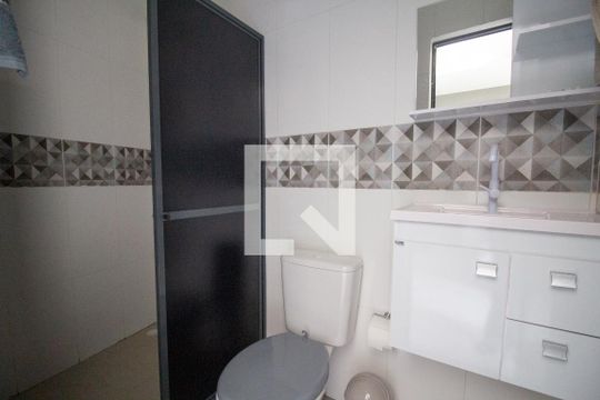 Banheiro da Suíte 1 de casa de condomínio para alugar com 2 quartos, 84m² em Vargem Grande, Rio de Janeiro