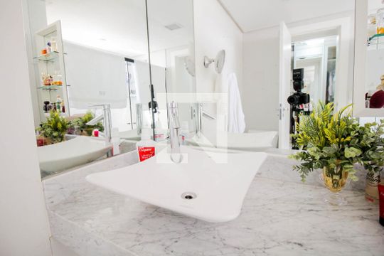 Banheiro da Suíte de apartamento para alugar com 2 quartos, 98m² em Asa Norte, Brasília