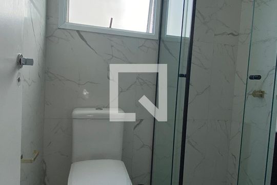 Banheiro da Suíte de apartamento para alugar com 2 quartos, 68m² em Jardim Tupanci, Barueri