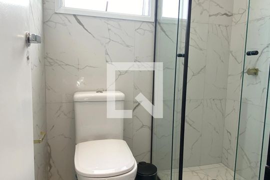Banheiro da Suíte de apartamento para alugar com 2 quartos, 68m² em Jardim Tupanci, Barueri