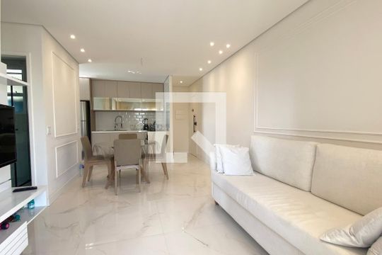 Sala de apartamento para alugar com 2 quartos, 68m² em Jardim Tupanci, Barueri