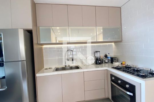 Cozinha de apartamento para alugar com 2 quartos, 68m² em Jardim Tupanci, Barueri