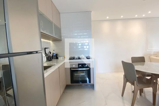 Cozinha de apartamento para alugar com 2 quartos, 68m² em Jardim Tupanci, Barueri