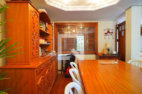 Sala de casa para alugar com 3 quartos, 400m² em Vila Jardim, Porto Alegre