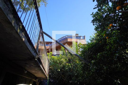 Quintal de casa para alugar com 3 quartos, 400m² em Vila Jardim, Porto Alegre