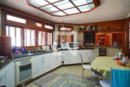 Cozinha de casa para alugar com 3 quartos, 400m² em Vila Jardim, Porto Alegre