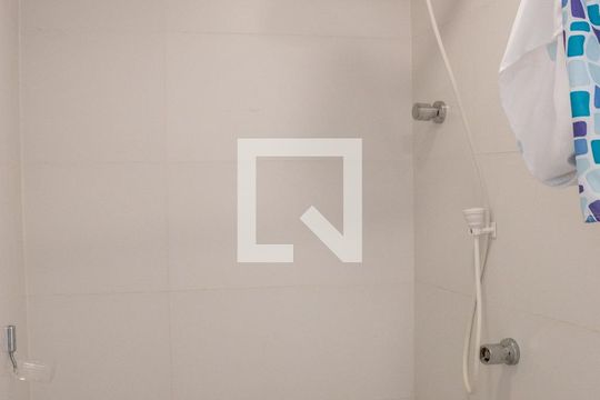 Banheiro de kitnet/studio para alugar com 1 quarto, 13m² em Perdizes, São Paulo