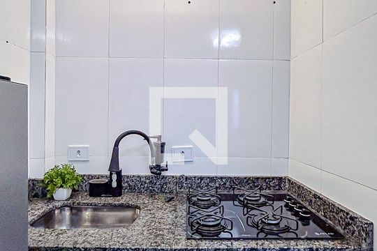 Cozinha de apartamento para alugar com 1 quarto, 30m² em Jardim Helena, São Paulo