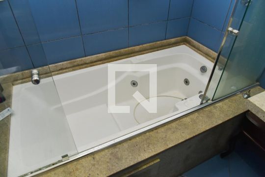 Banheira de casa à venda com 3 quartos, 300m² em Jardim Itu Sabará, Porto Alegre