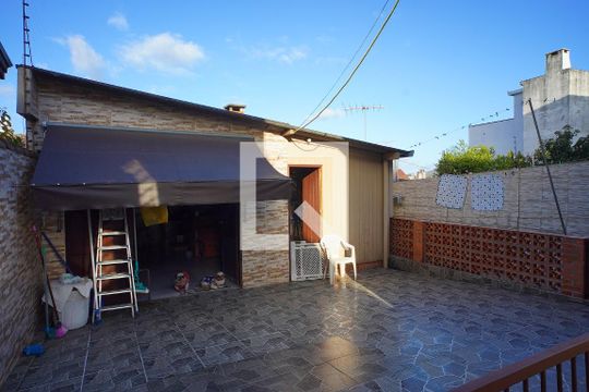 Área Externa de casa à venda com 3 quartos, 300m² em Jardim Itu, Porto Alegre