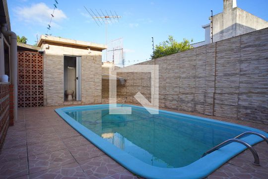 Área Externa de casa à venda com 3 quartos, 300m² em Jardim Itu, Porto Alegre