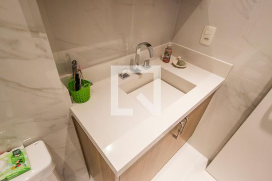 Banheiro da Suíte 2 de apartamento para alugar com 2 quartos, 112m² em Empresarial 18 do Forte, Barueri