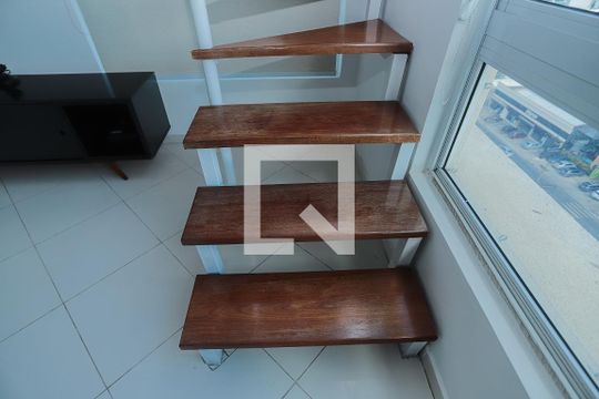 Escada de apartamento para alugar com 1 quarto, 47m² em Vila Leopoldina, São Paulo