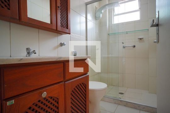 Banheiro de apartamento para alugar com 1 quarto, 58m² em Petrópolis, Porto Alegre