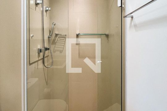 Banheiro de kitnet/studio para alugar com 1 quarto, 44m² em Vila Nova Conceição, São Paulo
