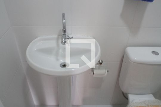 Banheiro de apartamento à venda com 2 quartos, 32m² em Vila Carmosina, São Paulo