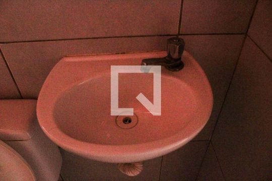Banheiro - Torneira de casa para alugar com 1 quarto, 30m² em Guarapiranga, São Paulo