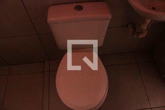 Banheiro de casa para alugar com 1 quarto, 30m² em Guarapiranga, São Paulo