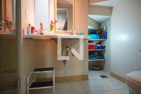 Banheiro suíte  de apartamento à venda com 2 quartos, 124m² em Petrópolis, Porto Alegre