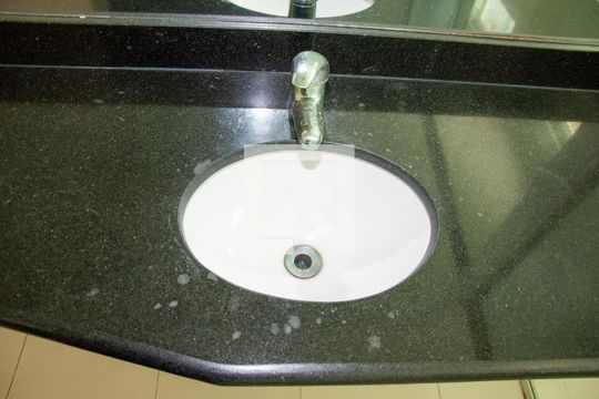 Suíte banheiro  de casa para alugar com 4 quartos, 650m² em Chácaras Califórnia, Contagem