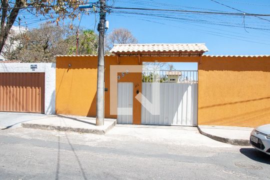 Fachada  de casa para alugar com 4 quartos, 650m² em Chácaras Califórnia, Contagem