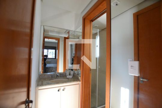 Banheiro de apartamento à venda com 2 quartos, 75m² em Santana, Porto Alegre