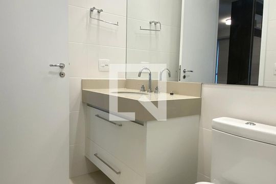 Banheiro da Suíte de kitnet/studio para alugar com 1 quarto, 50m² em Alphaville Industrial, Barueri