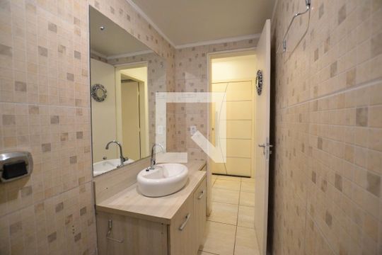 Banheiro de apartamento à venda com 2 quartos, 60m² em Teresópolis, Porto Alegre