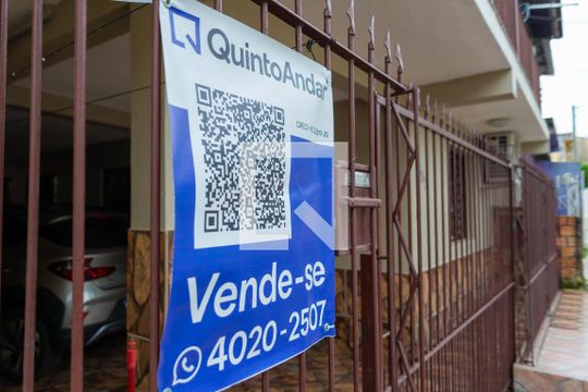Fachada de casa à venda com 2 quartos, 140m² em Coronel Aparício Borges, Porto Alegre