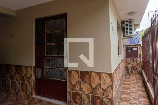 Quintal de casa à venda com 2 quartos, 140m² em Coronel Aparício Borges, Porto Alegre