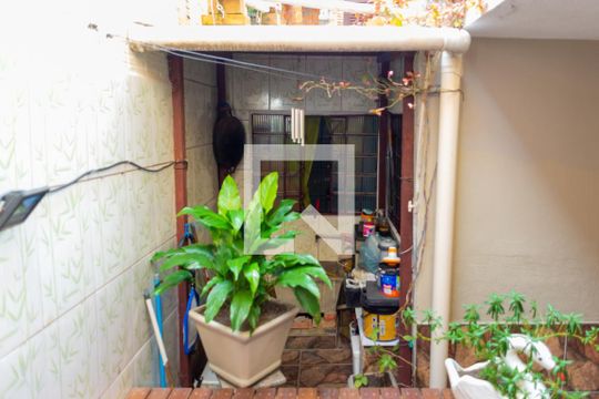 Quintal de casa à venda com 2 quartos, 140m² em Coronel Aparício Borges, Porto Alegre