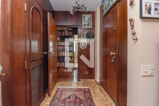 Entrada de apartamento para alugar com 3 quartos, 370m² em Higienópolis, São Paulo