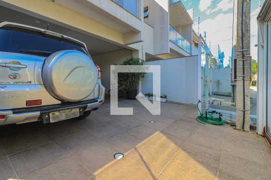 Garagem de casa à venda com 3 quartos, 145m² em Fátima, Canoas