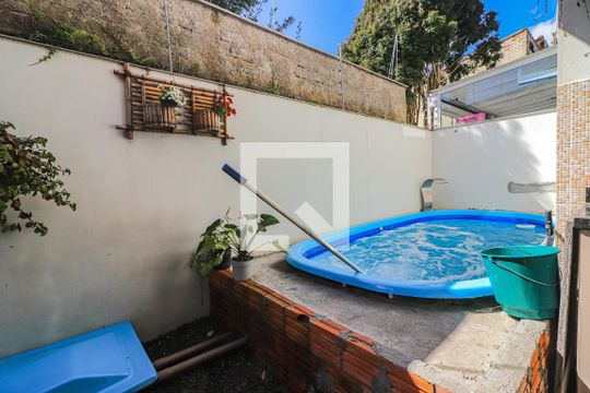 Quintal de casa à venda com 3 quartos, 145m² em Fátima, Canoas