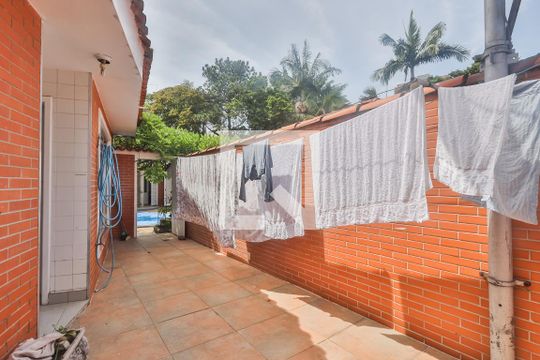 Área de Serviço - Quintal de casa à venda com 4 quartos, 380m² em Jardim das Bandeiras, São Paulo